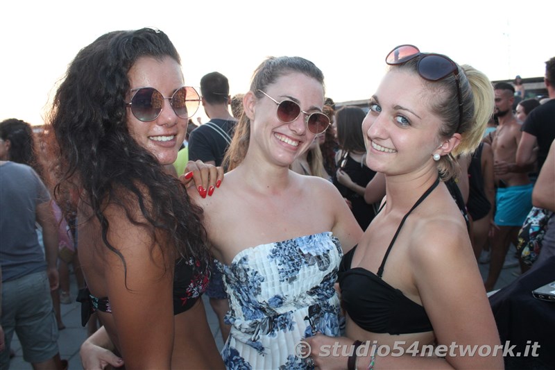 Happy Hour a Gizzeria, nell'Hang Loose Beach, con Studio54network