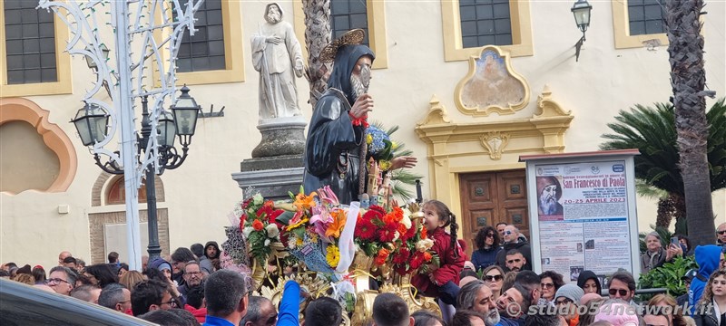 Soldout per il 54FreeStyle, nel Centro storico di Corigliano, per la Festa di San Francesco di Paola. Sul plalco Morgan, Dj Jad