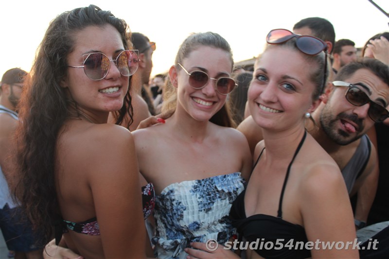 Happy Hour a Gizzeria, nell'Hang Loose Beach, con Studio54network