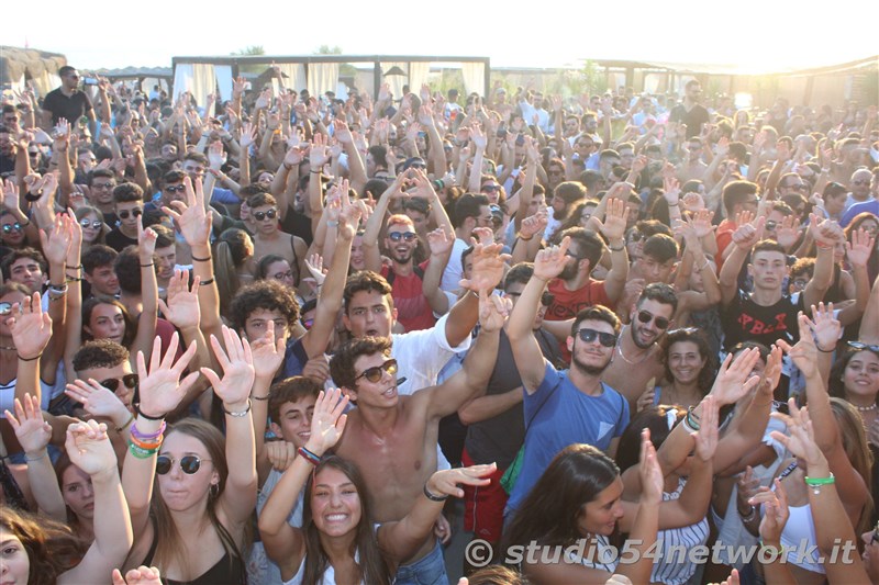 Happy Hour a Gizzeria, nell'Hang Loose Beach, con Studio54network