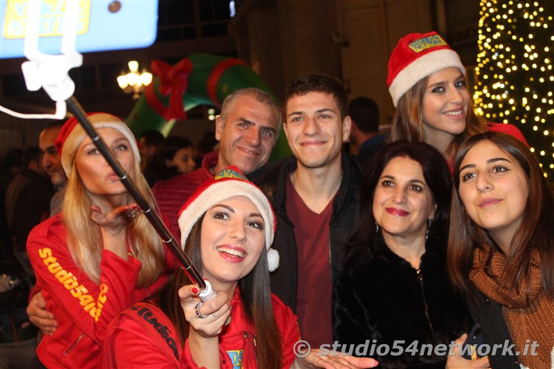 rande successo a Catanzaro su Corso Mazzini, per lo start delle feste natalizie, con il presepe di sabbia e il 54ChristmasTour,