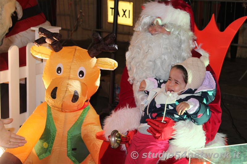 rande successo a Catanzaro su Corso Mazzini, per lo start delle feste natalizie, con il presepe di sabbia e il 54ChristmasTour,