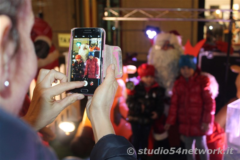 rande successo a Catanzaro su Corso Mazzini, per lo start delle feste natalizie, con il presepe di sabbia e il 54ChristmasTour,