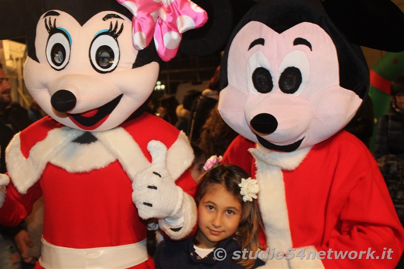 rande successo a Catanzaro su Corso Mazzini, per lo start delle feste natalizie, con il presepe di sabbia e il 54ChristmasTour,