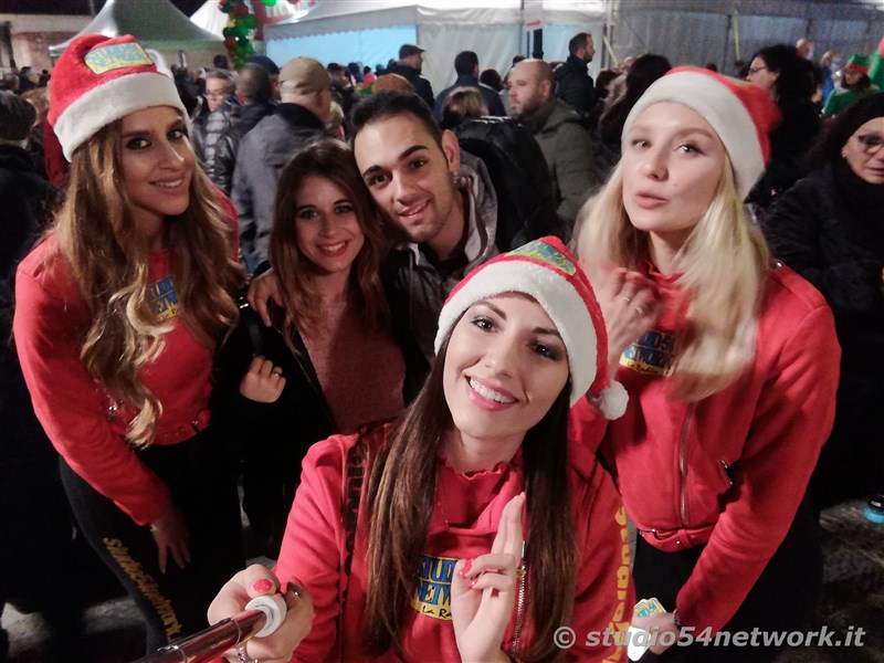 rande successo a Catanzaro su Corso Mazzini, per lo start delle feste natalizie, con il presepe di sabbia e il 54ChristmasTour,