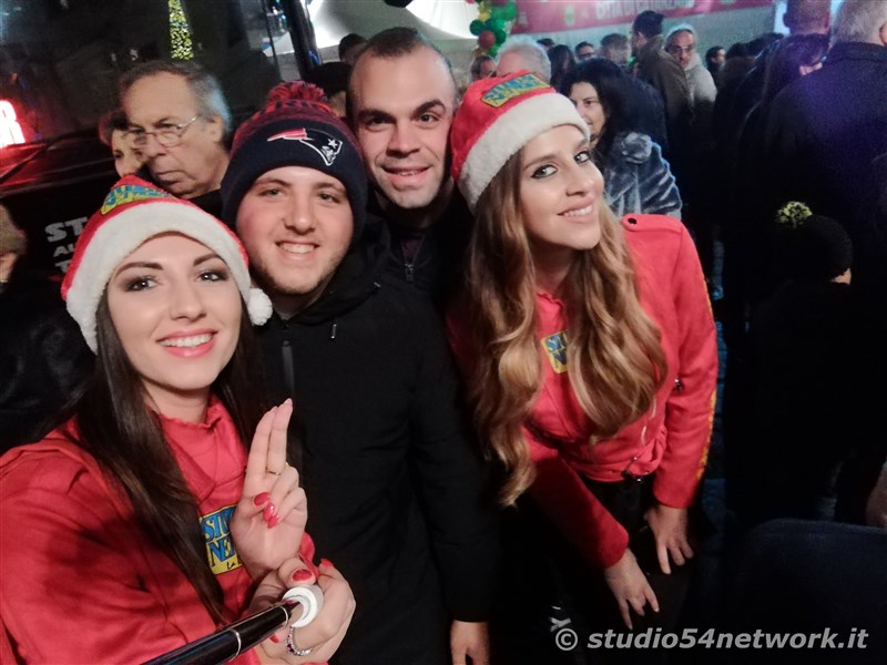 rande successo a Catanzaro su Corso Mazzini, per lo start delle feste natalizie, con il presepe di sabbia e il 54ChristmasTour,