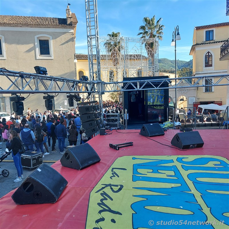 Soldout per il 54FreeStyle, nel Centro storico di Corigliano, per la Festa di San Francesco di Paola. Sul plalco Morgan, Dj Jad