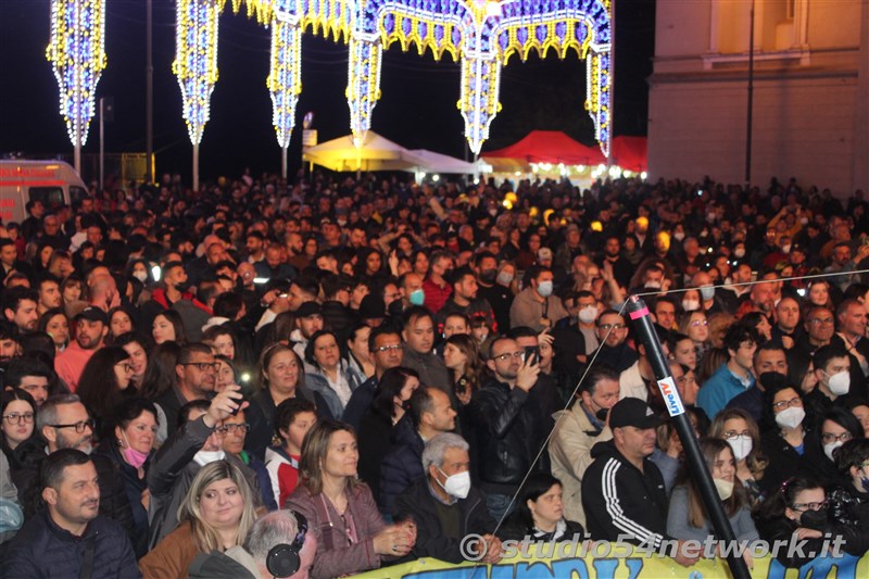 Soldout per il 54FreeStyle, nel Centro storico di Corigliano, per la Festa di San Francesco di Paola. Sul plalco Morgan, Dj Jad