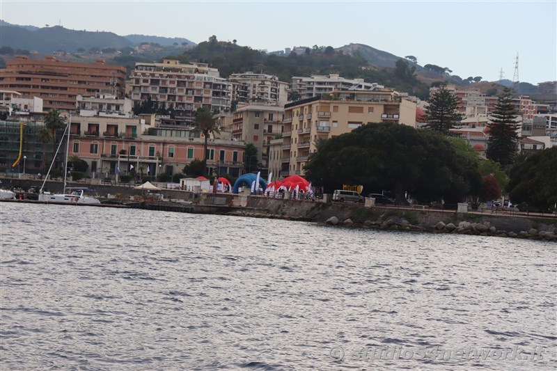 Un appuntamento unico, suggestivo ed esclusivo, per un intero weekend, sullo Stretto di Messina. E' Vele dello Stretto 2002