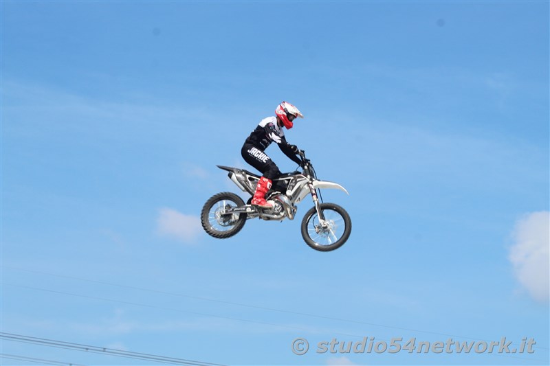 Un salto oltre le Barriere, l'evento Memorial con terapia in moto a persone disabili, spettacoli motocross e freestyle. In Radiovisoone su Studio54network!