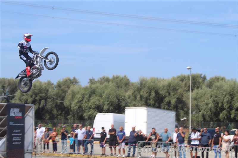 Un salto oltre le Barriere, l'evento Memorial con terapia in moto a persone disabili, spettacoli motocross e freestyle. In Radiovisoone su Studio54network!