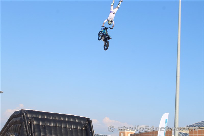 Un salto oltre le Barriere, l'evento Memorial con terapia in moto a persone disabili, spettacoli motocross e freestyle. In Radiovisoone su Studio54network!