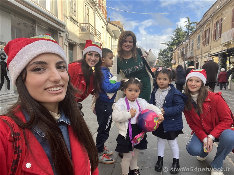 E' Vibo Christmas Shopping, su Corso Vittorio Emanuele III a Vibo Valentia.  Un pomeriggio tutto dedicato allo Shopping Natalizio, con Studio54network e tanti artisti di strada! 