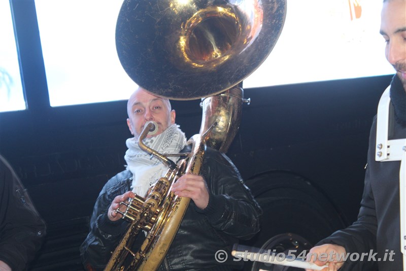 E' Vibo Christmas Shopping, su Corso Vittorio Emanuele III a Vibo Valentia.  Un pomeriggio tutto dedicato allo Shopping Natalizio, con Studio54network e tanti artisti di strada! 