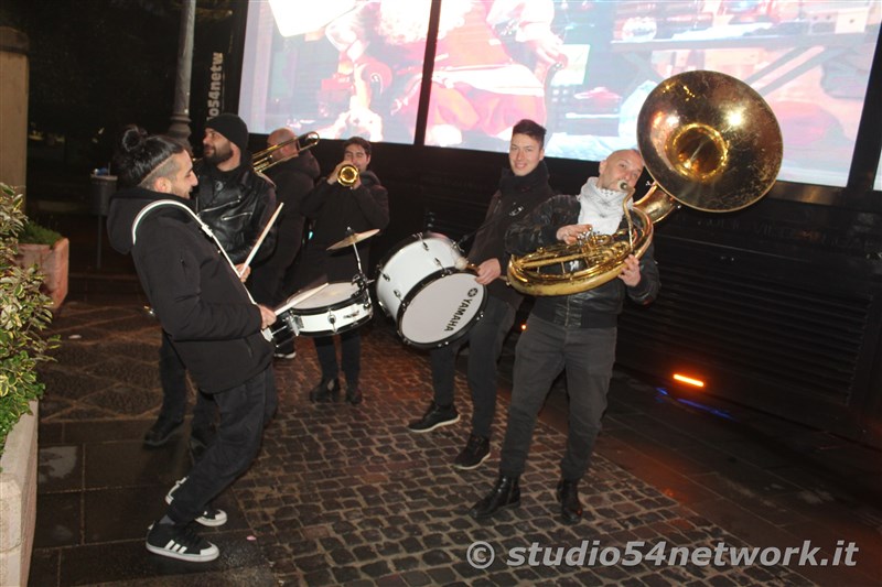 E' Vibo Christmas Shopping, su Corso Vittorio Emanuele III a Vibo Valentia.  Un pomeriggio tutto dedicato allo Shopping Natalizio, con Studio54network e tanti artisti di strada! 