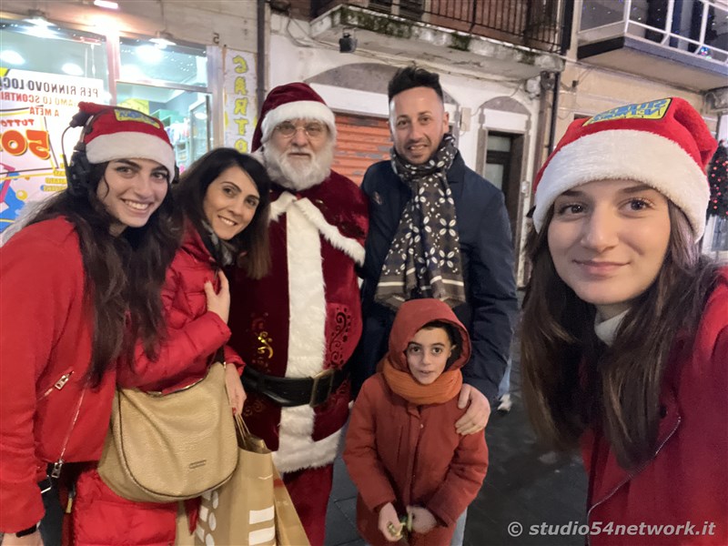 E' Vibo Christmas Shopping, su Corso Vittorio Emanuele III a Vibo Valentia.  Un pomeriggio tutto dedicato allo Shopping Natalizio, con Studio54network e tanti artisti di strada! 