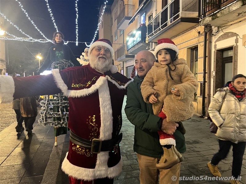 E' Vibo Christmas Shopping, su Corso Vittorio Emanuele III a Vibo Valentia.  Un pomeriggio tutto dedicato allo Shopping Natalizio, con Studio54network e tanti artisti di strada! 