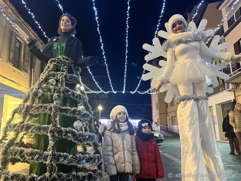 E' Vibo Christmas Shopping, su Corso Vittorio Emanuele III a Vibo Valentia.  Un pomeriggio tutto dedicato allo Shopping Natalizio, con Studio54network e tanti artisti di strada! 