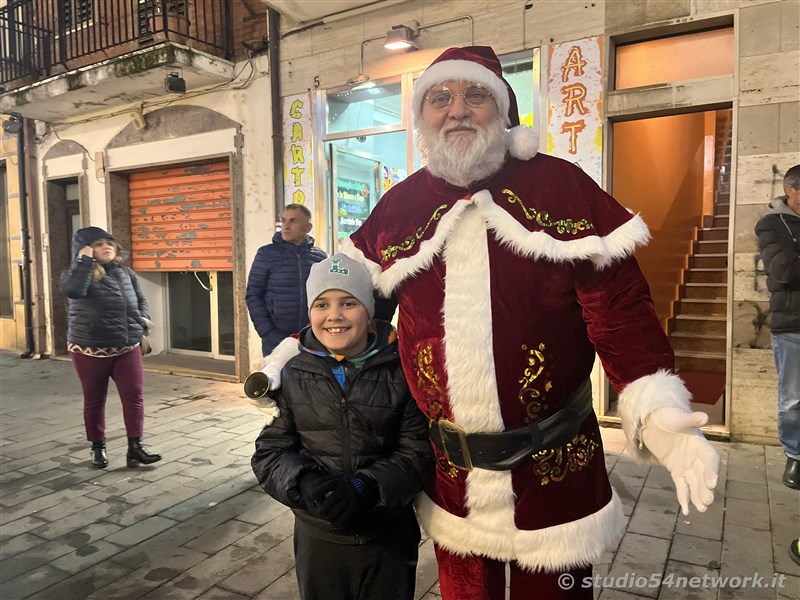 E' Vibo Christmas Shopping, su Corso Vittorio Emanuele III a Vibo Valentia.  Un pomeriggio tutto dedicato allo Shopping Natalizio, con Studio54network e tanti artisti di strada! 