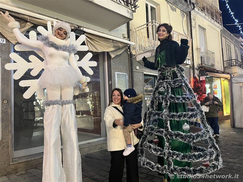 E' Vibo Christmas Shopping, su Corso Vittorio Emanuele III a Vibo Valentia.  Un pomeriggio tutto dedicato allo Shopping Natalizio, con Studio54network e tanti artisti di strada! 