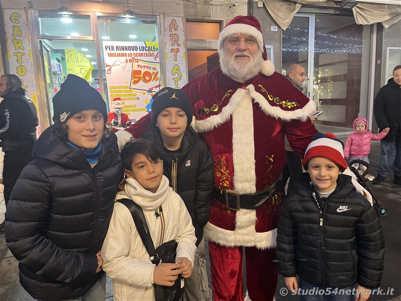 E' Vibo Christmas Shopping, su Corso Vittorio Emanuele III a Vibo Valentia.  Un pomeriggio tutto dedicato allo Shopping Natalizio, con Studio54network e tanti artisti di strada! 