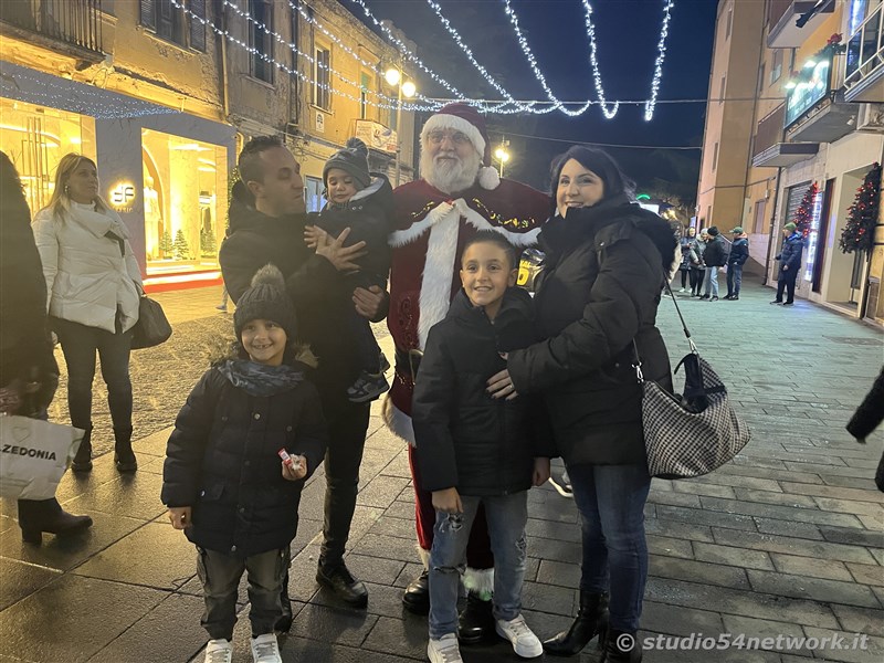 E' Vibo Christmas Shopping, su Corso Vittorio Emanuele III a Vibo Valentia.  Un pomeriggio tutto dedicato allo Shopping Natalizio, con Studio54network e tanti artisti di strada! 