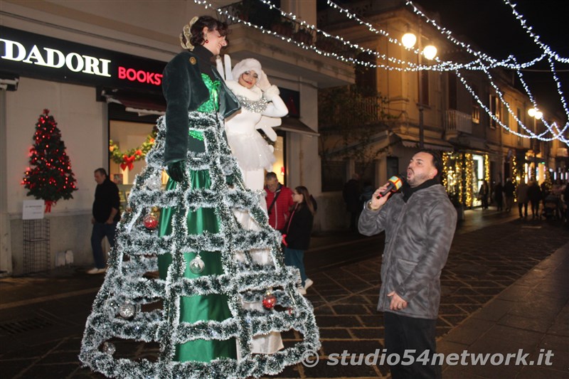 E' Vibo Christmas Shopping, su Corso Vittorio Emanuele III a Vibo Valentia.  Un pomeriggio tutto dedicato allo Shopping Natalizio, con Studio54network e tanti artisti di strada! 