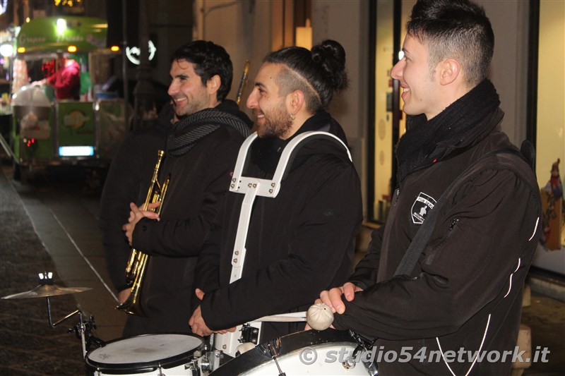 E' Vibo Christmas Shopping, su Corso Vittorio Emanuele III a Vibo Valentia.  Un pomeriggio tutto dedicato allo Shopping Natalizio, con Studio54network e tanti artisti di strada! 