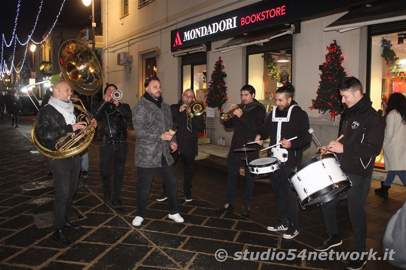 E' Vibo Christmas Shopping, su Corso Vittorio Emanuele III a Vibo Valentia.  Un pomeriggio tutto dedicato allo Shopping Natalizio, con Studio54network e tanti artisti di strada! 