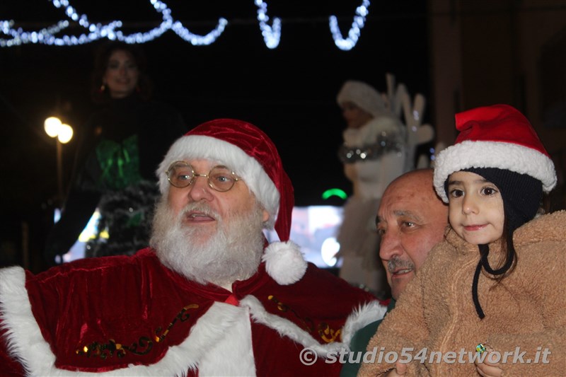 E' Vibo Christmas Shopping, su Corso Vittorio Emanuele III a Vibo Valentia.  Un pomeriggio tutto dedicato allo Shopping Natalizio, con Studio54network e tanti artisti di strada! 