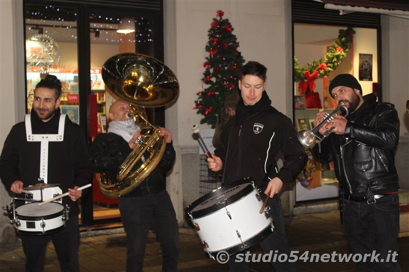 E' Vibo Christmas Shopping, su Corso Vittorio Emanuele III a Vibo Valentia.  Un pomeriggio tutto dedicato allo Shopping Natalizio, con Studio54network e tanti artisti di strada! 