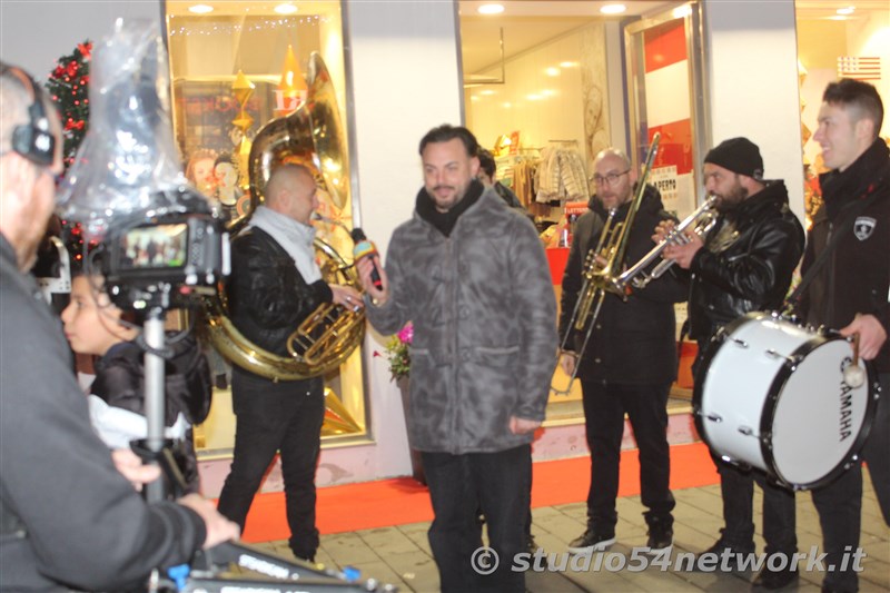 E' Vibo Christmas Shopping, su Corso Vittorio Emanuele III a Vibo Valentia.  Un pomeriggio tutto dedicato allo Shopping Natalizio, con Studio54network e tanti artisti di strada! 